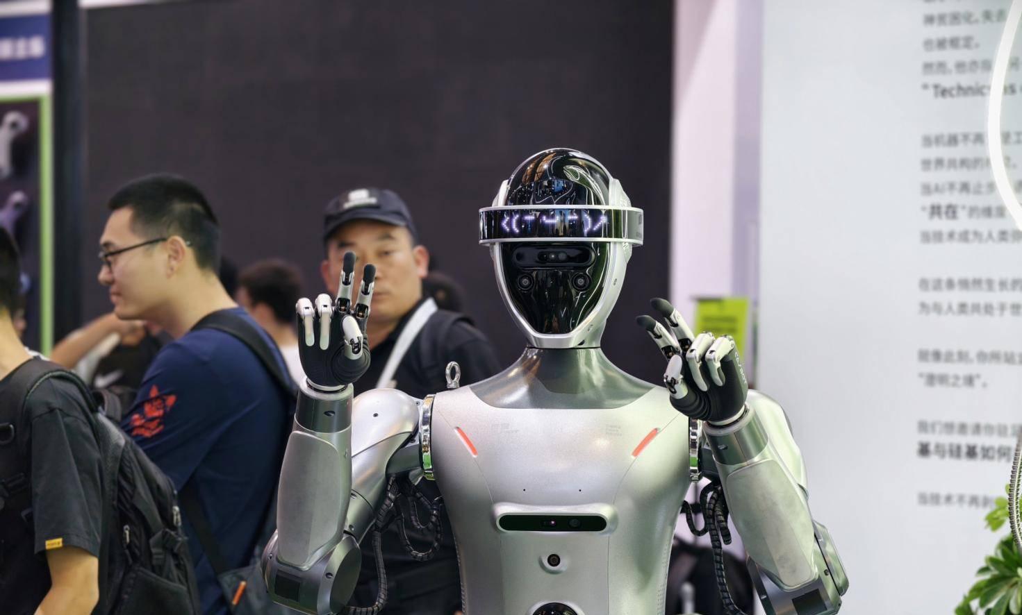 灵宝 CASBOT 亮相 WAIC 2025，双新品发布诠释「人机共生」愿景  第4张