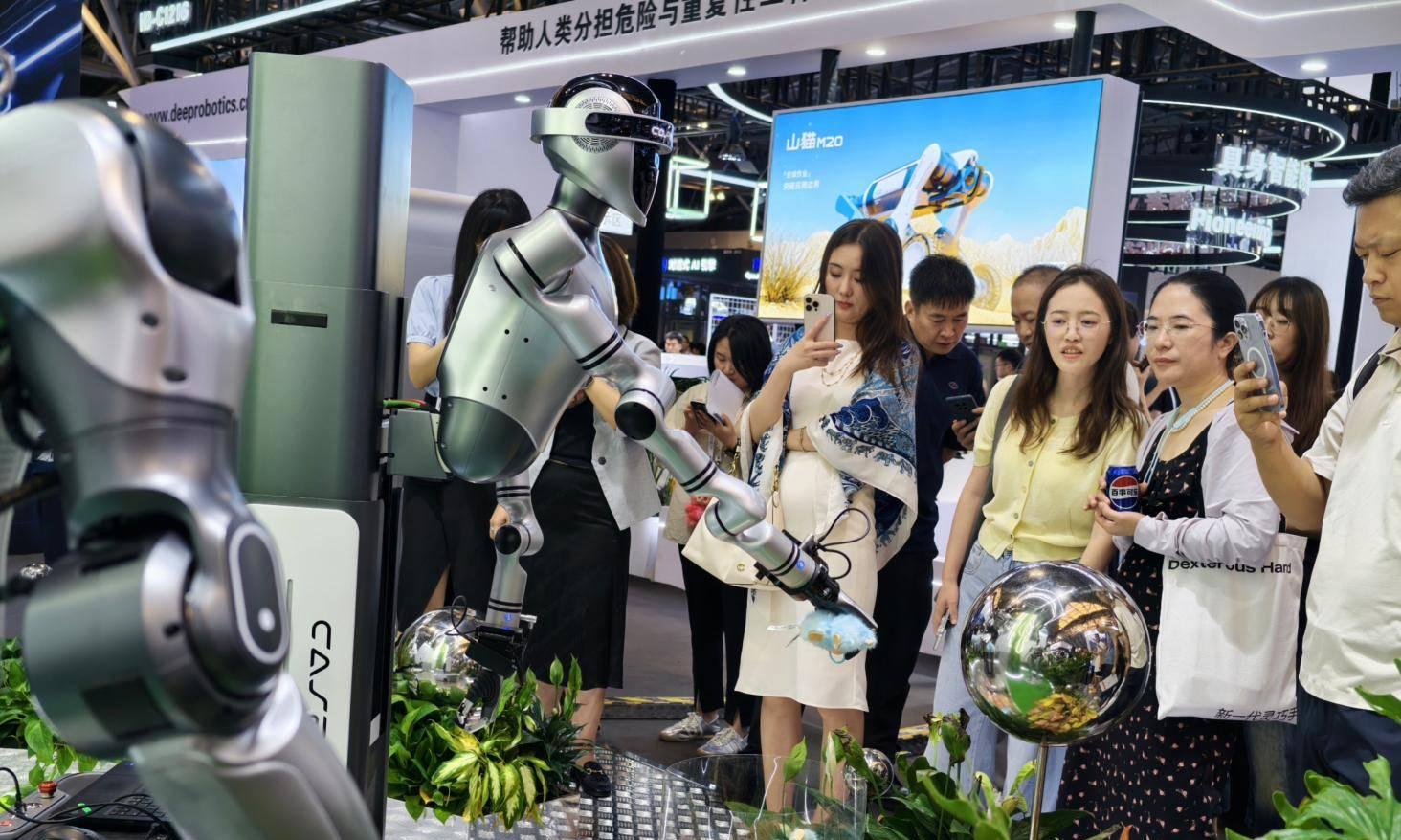 灵宝 CASBOT 亮相 WAIC 2025，双新品发布诠释「人机共生」愿景  第5张